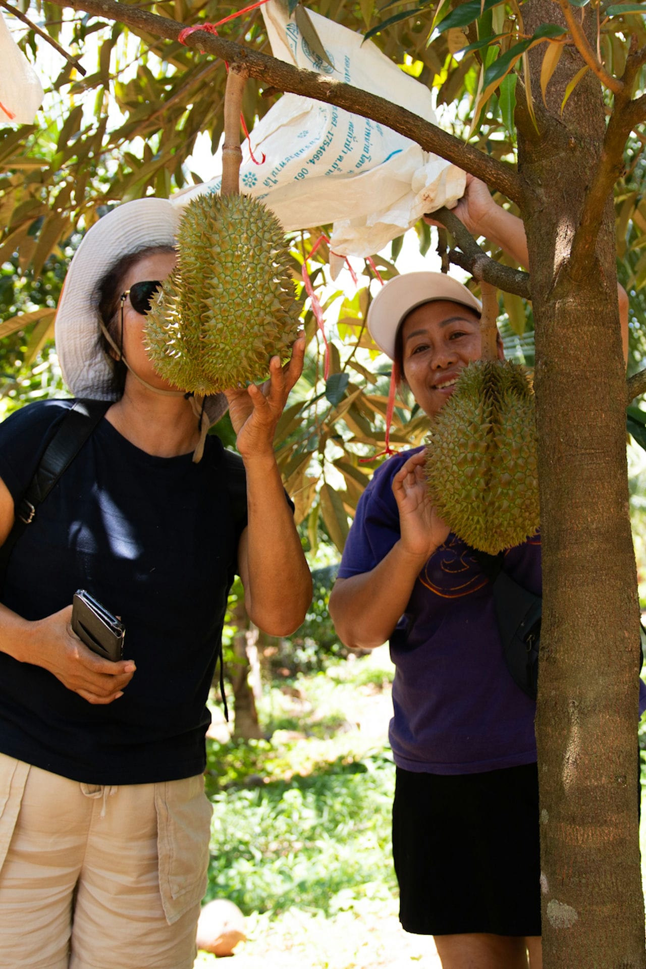 Smelling en posing with Durian