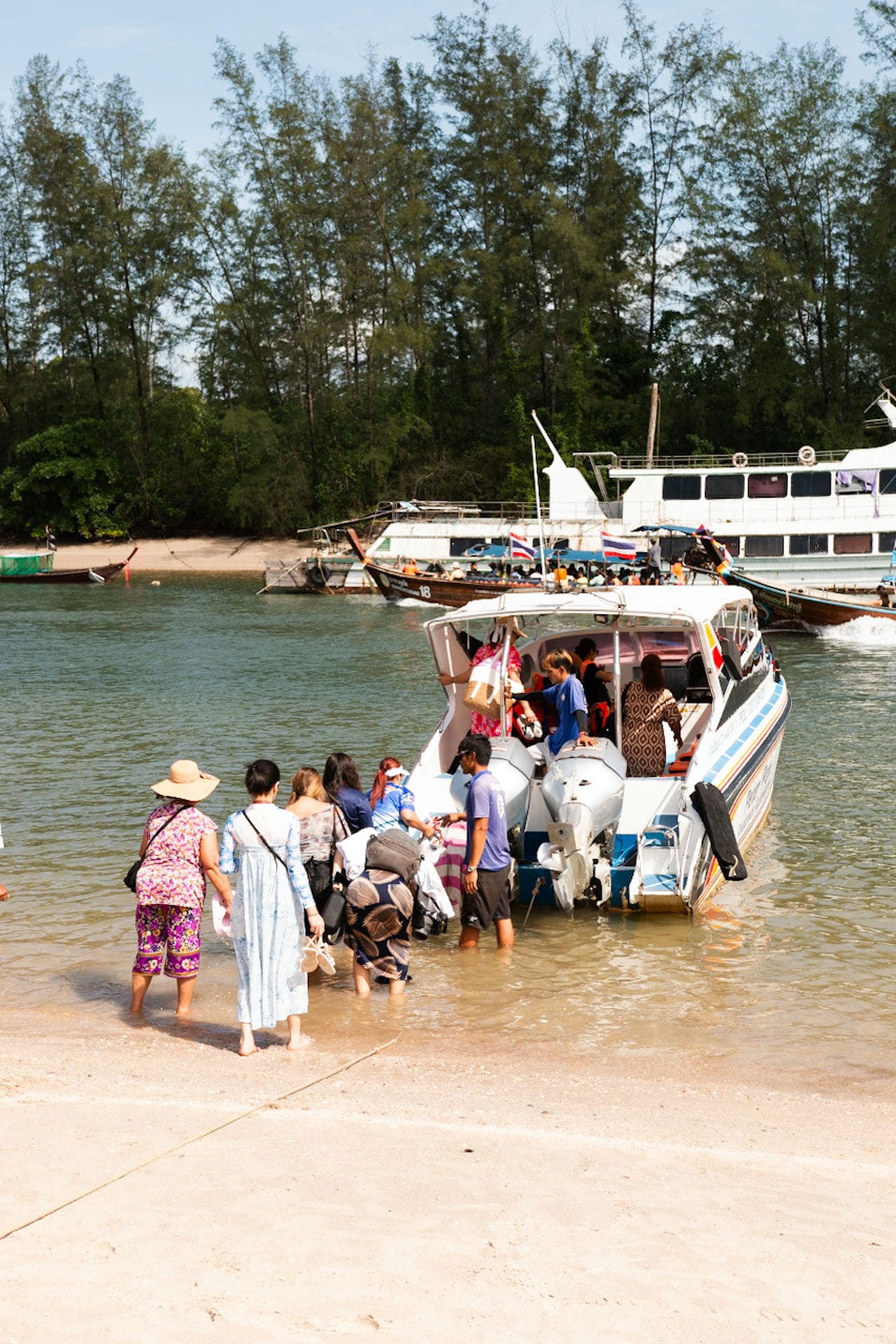 We rented a speedboat to Hong Island